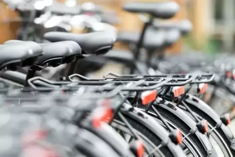 Die Polizei sucht nach einem Radfahrer.  Symbolfoto: dpa-tmn