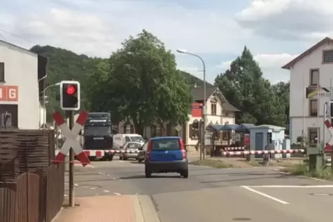 Seit geraumer Zeit gibt es Probleme am Bahnübergang Imsweiler. Am Samstag war das mal wieder der Fall.  Archivfoto: J. Hoffmann