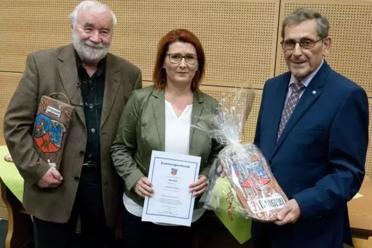 Ortsbürgermeisterin Yvonne Draudt-Awe verabschiedete Rainer Cattarius, der 50 Jahre und Frieder Haag, der 40 Jahre in dem Ortsge