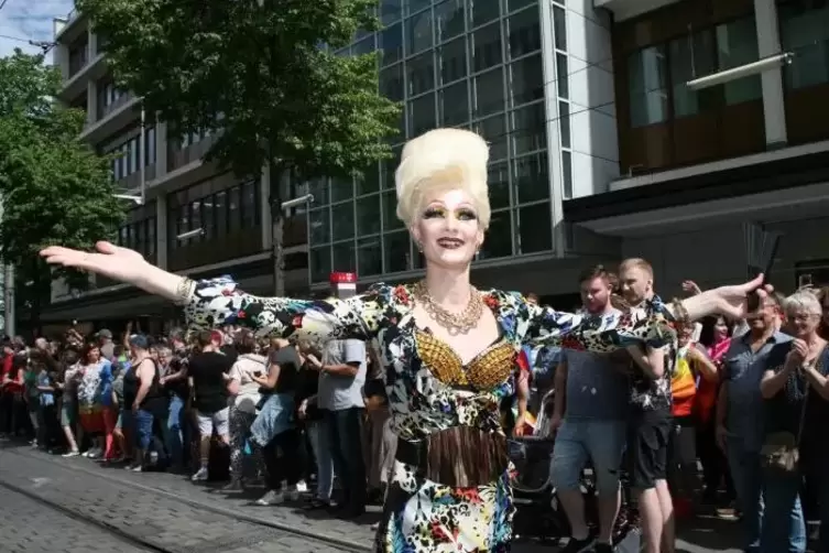 Eine bunte, schrille und vor allem fr&ouml;hliche Gesellschaft: Jeder wurde mit offenen Armen willkommen gehei&szlig;en. Foto: KUNZ