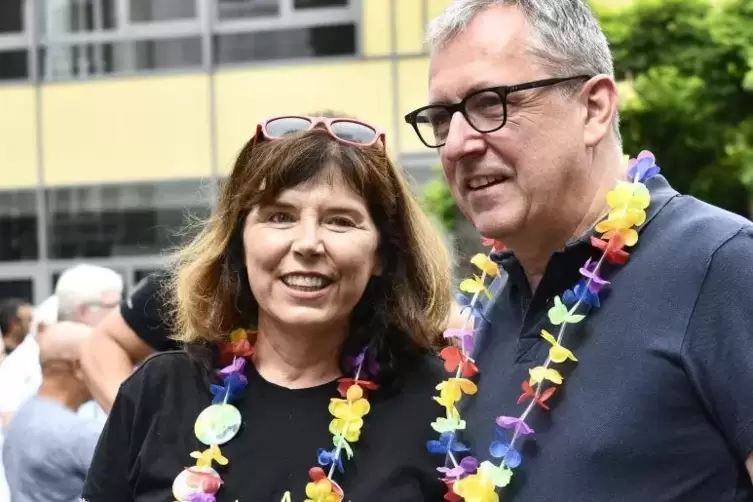 Ludwigshafens Oberb&uuml;rgermeisterin Jutta Steinruck und Mannheims Oberb&uuml;rgermeister Peter Kurz mit Regenbogenkette.  Foto: KUNZ