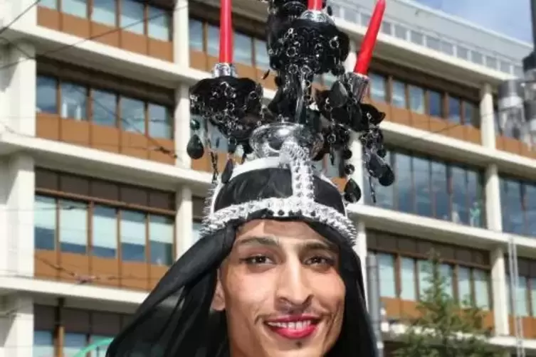 Alles ist erlaubt: Auch ein zur Jahreszeit unpassender Adventskranz auf dem helmbewehrten Haupt.  Foto: KUNZ