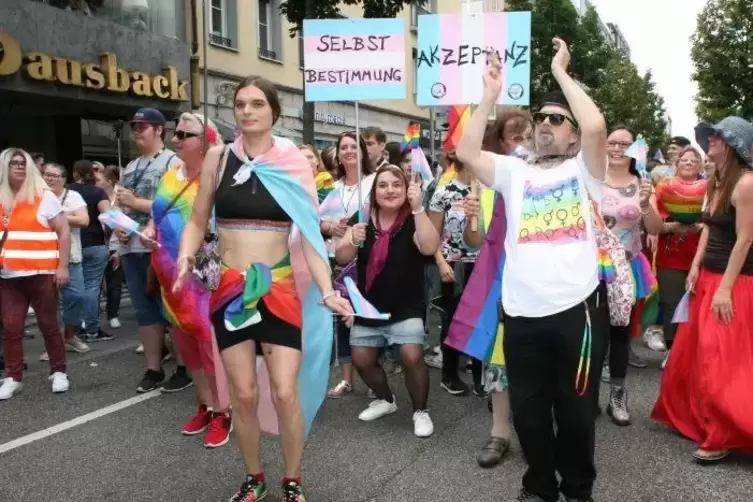 An die mit dem Tag verbundenen Forderungen der Schwulenbewegung nach Anerkennung erinnerten Transparente.  Foto: KUNZ