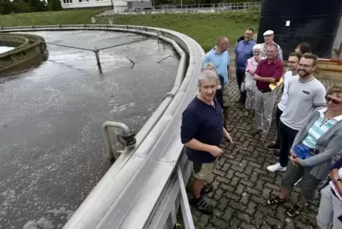 Am Belebungs-Klärbecken erläutert Betriebsleiter Frank Sentpali (links) den RHEINPFALZ-Lesern einen weiteren Schritt bei der Abw