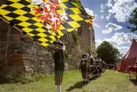 Der Fanfarenzug Bann hielt mit seinen mittelalterlich gekleideten Feldtrompetern und Heerpaukern Einzug in die Burg Hohenecken. 