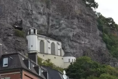 Steinschlag droht an der Felsenkirche.   Foto: Brill/frei