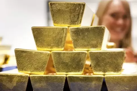 Goldbarren lagern in einem Tresor der Deutschen Börse AG in Frankfurt. Foto: dpa