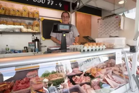 Die Händler auf dem Kaiserslauterer Wochenmarkt, hier der Fleischstand von Stefan Lorig, setzen bei ihren Produkten auf Qualität