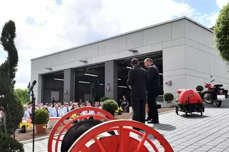 ... zur Einweihung des neuen Feuerwehrger&auml;tehauses. Fotos: Mehn