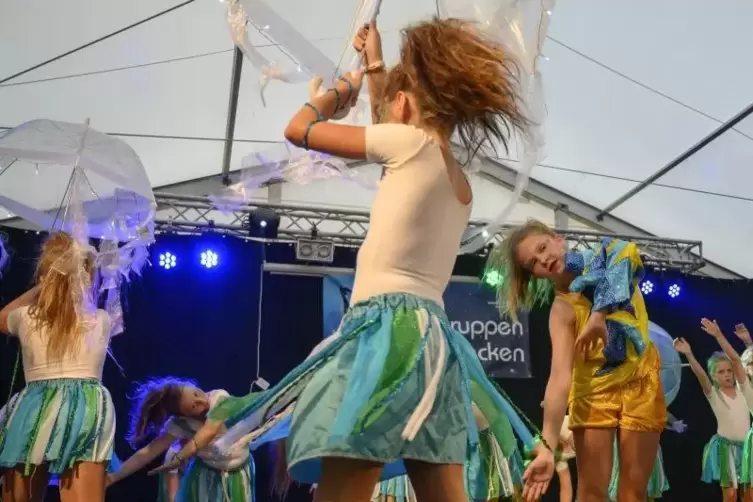Die &bdquo;Lollipops&ldquo; waren eine von zehn Tanzgruppen, die am Samstag im Festzelt auftraten. Foto: m. hoffmann
