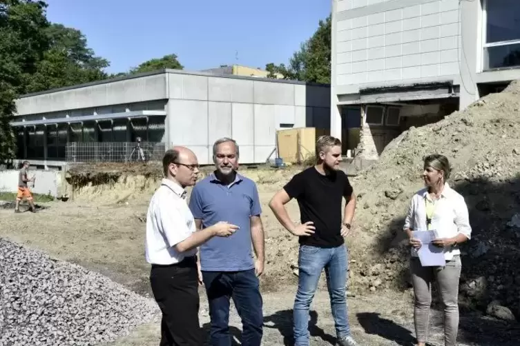 Ortstermin am Albert-Einstein-Gymnasium (von links): Bürgermeister Bernd Knöppel, Architekt Erik Trinkaus, Baustellenleiter Phil