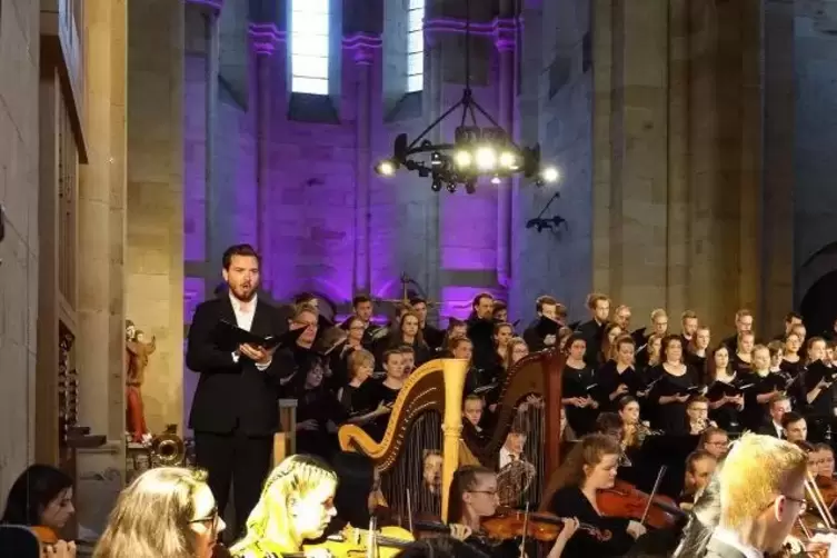 Überzeugender Auftritt: Das Landesjugendorchester Rheinland-Pfalz führt zusammen mit dem Landesjugendchor unter der musikalische