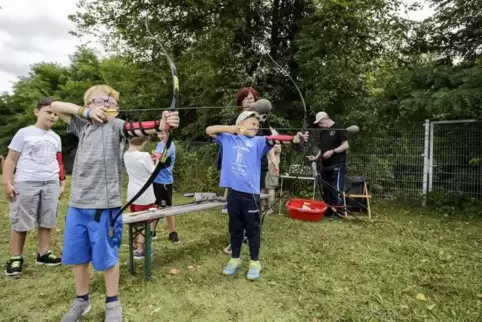 Linus und Yannis versuchen sich beim Spiel- und Sportfest in Ramstein am Bogenschießen. DerTV 03 Ranstein bietet dieses Sportart