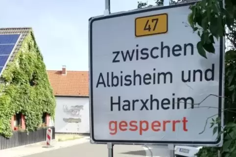 Die Händler bemängeln falsche oder irreführende Schilder, wie am Ortseingang Harxheim.  Foto: aja