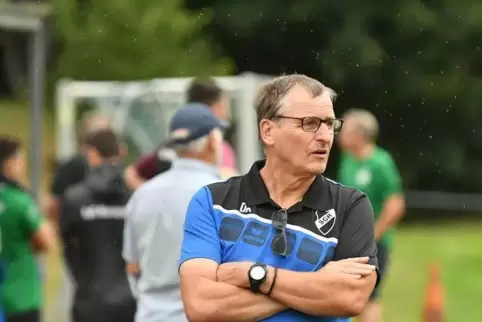 Verbessert, aber erneut verloren: Rieschweilers neuer Trainer Dirk Kapitulski.  Foto: Moschel