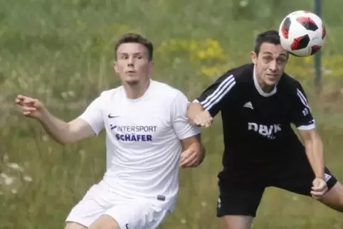 Intensive Blicke zum Ball: Göllheims Damir Kladnicanin (links) und Timo Kotysch von der SG Steinbach II/Börrstadt.  Foto: J. Hof