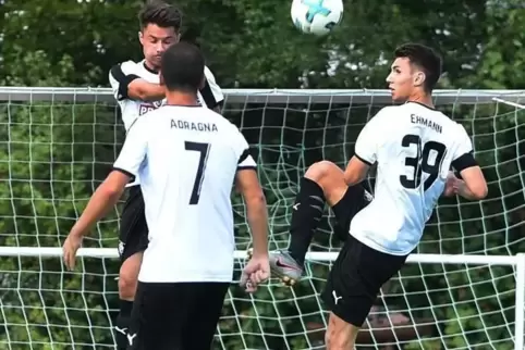 Arminias Marc Ehmann (rechts) schlägt den Ball aus der Gefahrenzone. Der 19-Jährige spielte überragend. Foto: KUNZ