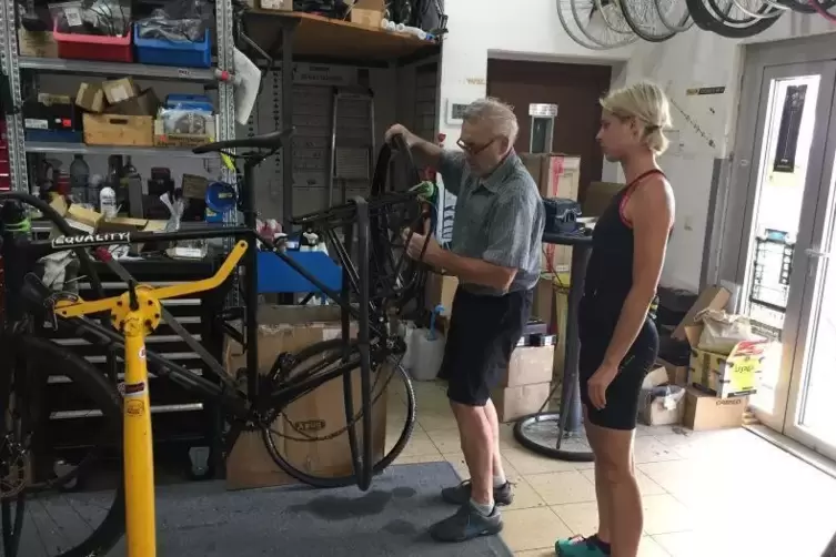 Gerhard Geil von Radsport Geil in Offenbach bringt das Fahrrad wieder zum Laufen.  Foto: tom