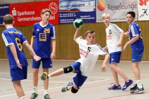 C-Jugend-Turnier: JSG Speyer/Waldsee (weiß) gegen Haßloch.  Foto: Lenz
