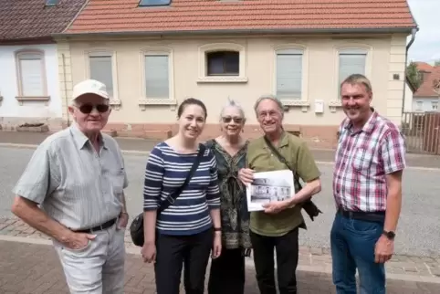 Die Familie Straus aus San Franciso vor dem Geburtshaus von Sigmund Loeb, dem Großvater von Peter Straus. Unser Bild zeigt (von 