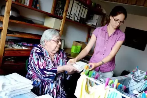 Wohnen für Hilfe bringt Studierende und Senioren zusammen und könnte auch in Landau umgesetzt werden. Hier: Anne Mittelbach (rec