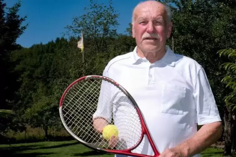 Wöchentliches Tennistraining gehört für Hans Hautz einfach dazu. Foto: Sayer