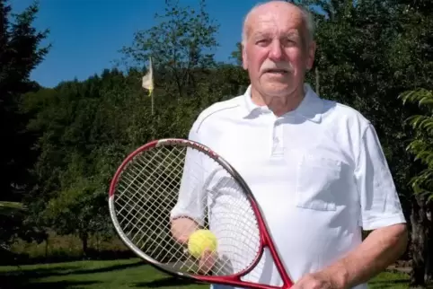 Wöchentliches Tennistraining gehört für Hans Hautz einfach dazu. Foto: Sayer