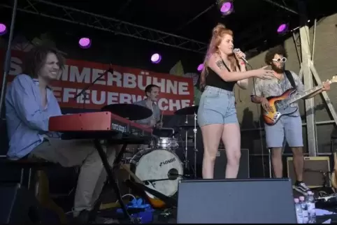 Wortkarg, aber stimmgewaltig: Die Band Victoryaz um die Sängerin Victoria Zapf bei ihrem Auftritt.  Foto: KUNZ