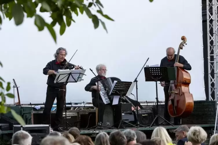 Vor dem Film gab’s Musik: Das Musikantenland-Trio unterhielt rund 200 Gäste. Foto: VIEW