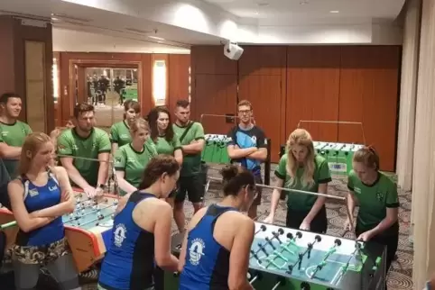 Spannung bis zum Schluss: die Damen des 1. KCK (in Grün) kämpfen um den Meistertitel. Foto: Mai/Frei