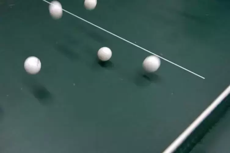 Sind die weißen Tischtennis-Bälle bald out? Darüber wird in Tischtennis-Kreisen derzeit gestritten.  Archivfoto: Kunz