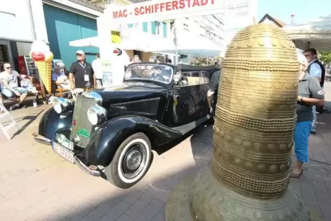 Im Zeichen des Goldenen Huts: Am Samstag starten die Fahrer wieder offiziell am Schillerplatz.  Foto: Lenz