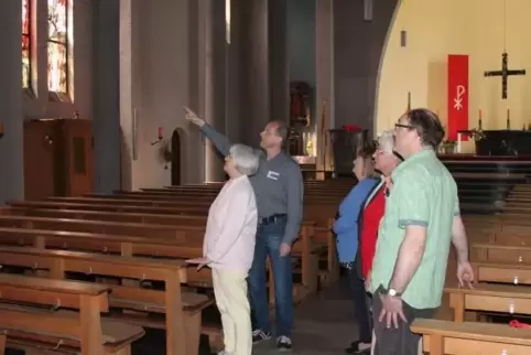 Faszinierende Glasgestaltung: Ulli Heist (graues Hemd) führt eine Gruppe durch die Heilig-Geist-Kirche Landstuhl und erläutert d