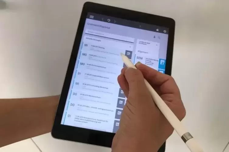 Digitale Unterlagen: Das Sitzungsprogramm Mandatos auf einem der iPads mit passendem Stift.  Foto: jpl