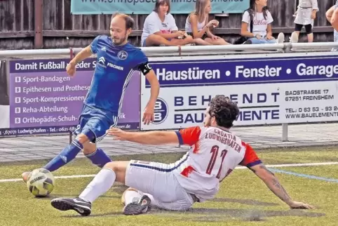Der Kapitän und Schütze des ersten Tores, Alexander Haferstroh (blaues Trikot), legte für den FV Freinsheim gegen den FC Croatia