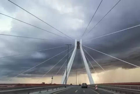 Dunkle Wolken über der Pylonbrücke in Ludwigshafen am Montagabend.  foto: Uwe Renners