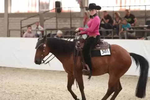 Kim Vanessa Wehnes gehört zu den wenigen Talenten unter den Westernreiterinnen in der Pfalz. Fotos: van