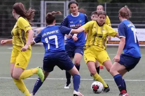 Mehrere Nummern zu groß: FV Dudenhofen (gelb) unterliegt Karlsruher SC 0:10. Foto: Lenz