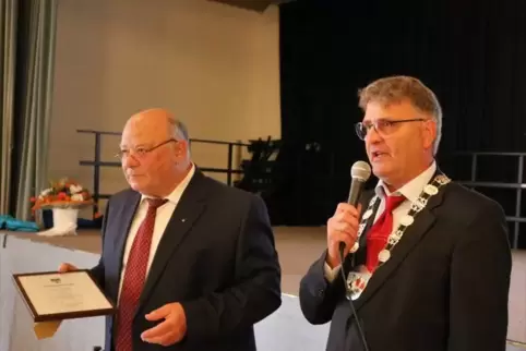 Der ehemalige Bürgermeister Kurt Janson (links) wird verabschiedet. Gunther Bechtel hat die Amtskette erhalten und ist neuer Ort
