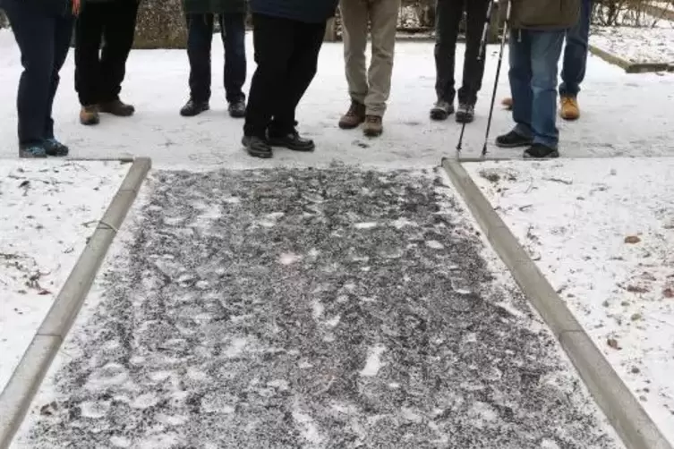 Doch nicht so optimal: der mit einer wassergebundenen Decke sanierte Friedhofsweg, der im Januar stolz präsentiert wurde. Foto: 