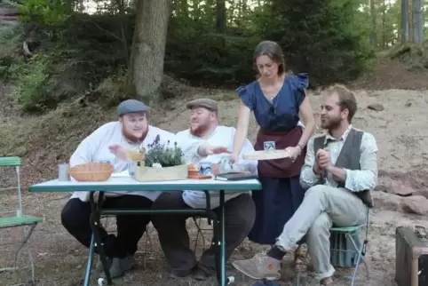 Mit vollem Einsatz dabei: (von links) Niklas und Rajko Schäfer, Nina Frescher und Jonas Galm spielen auf der Naturbühne in Queid