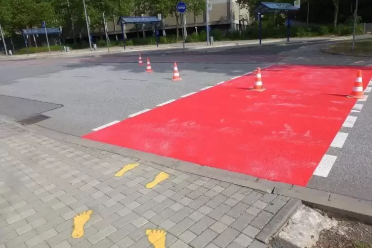 Gelbe F&uuml;&szlig;e weisen in Ramstein und vielen anderen Orten den Kindern einen sicheren Weg in die Schule. Rote Markierungen mahnen di