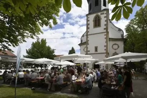 Treffpunkt beim Fest seit 2007: der Platz an der Kirche. Foto: BOLTE