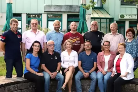 Der neue Westheimer Ortsgemeinderat (hinten v.l.) Stefan Leinenbach, Michael Gloss, Gary Tumat, Sascha Gießler, Heinz Rankel, He