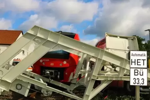 Am Bahnübergang Offsteinerweg hat es einen Unfall zwischen einem Zug und einem Lkw gegeben.  Foto: ail