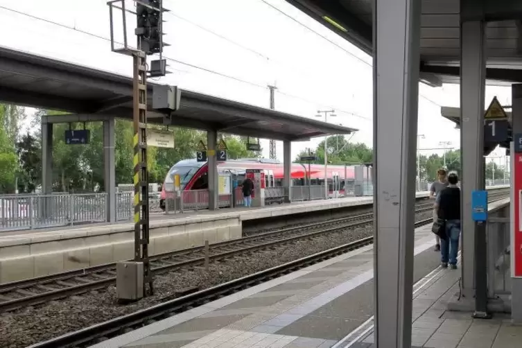 Von Landstuhl (Foto) fahren stündlich Regionalbahn-Züge nach St. Ingbert.  Foto: jös