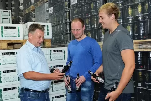 Drei, die sich gut verstehen (von links): Brauerei-Geschäftsführer Sven Bischoff, Erik Dimter und Tristan Brümmer, die beiden Gr