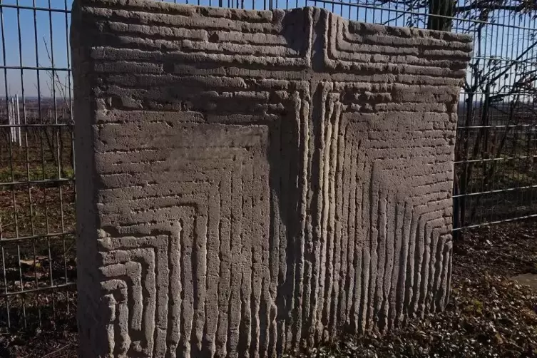 Das ausgezeichnete Grabmal besteht aus Haardter Sandstein, aus dem Bernhard Mathäss in der Mitte eine Kreuzform herausgearbeitet