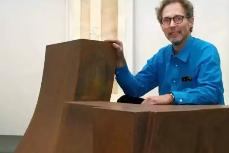 Der Bildhauer und Grafiker Reiner Mährlein arbeitet viel mit Cortenstahlblech. Hier steht er an seiner 2015 entstandenen Arbeit 