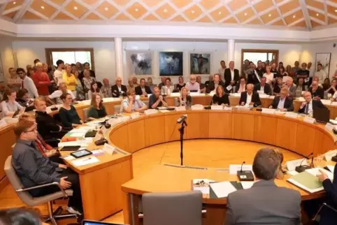 Das Interesse an der ersten Ratssitzung war sehr groß. Die Reden wurden ins Foyer des Rathauses übertragen. Im Rund sitzen ( von